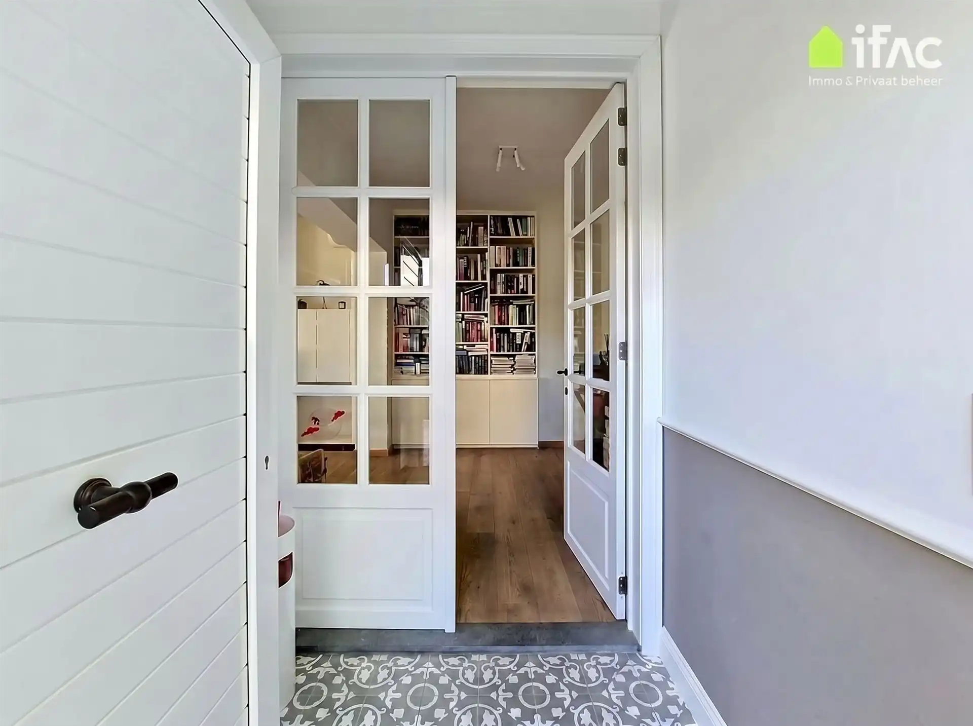 Luxe gerenoveerde 3-gevel met 2 parkings en tuin foto 2
