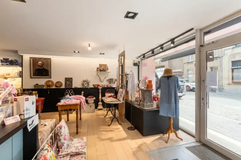 Roeselare-stadskern. Uitstekend gelegen handelspand voor winkel | praktijk | kantoor met 120m2 ruimte + aanpalende garage. Instapklaar en vernieuwd. foto 4