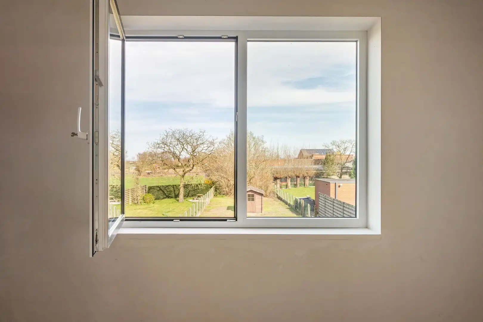 Kwalitatief afgewerkte lichtrijke en ruime nieuwbouw woning met grote tuin en 3 volwaardige slaapkamers en grote zolderruimte. foto 18