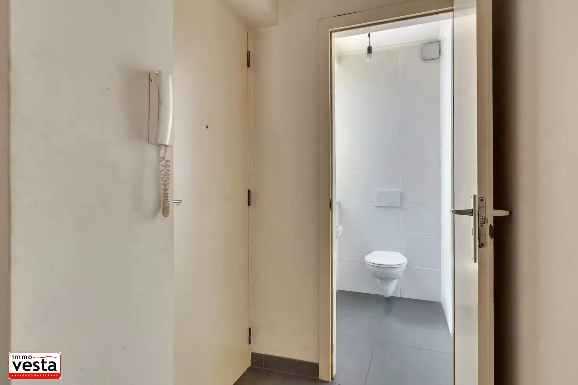 Instapklaar appartement nabij het (commercieel) centrum van de stad. foto 14