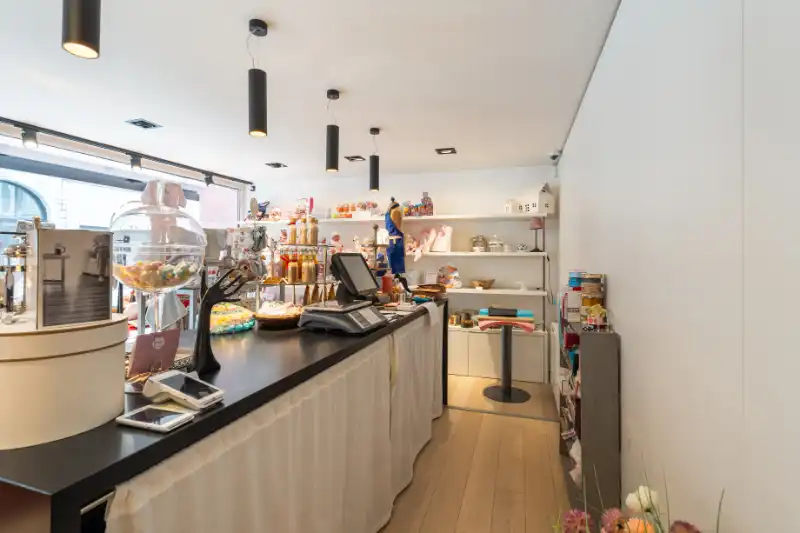 Roeselare-stadskern. Uitstekend gelegen handelspand voor winkel | praktijk | kantoor met 120m2 ruimte + aanpalende garage. Instapklaar en vernieuwd. foto 2