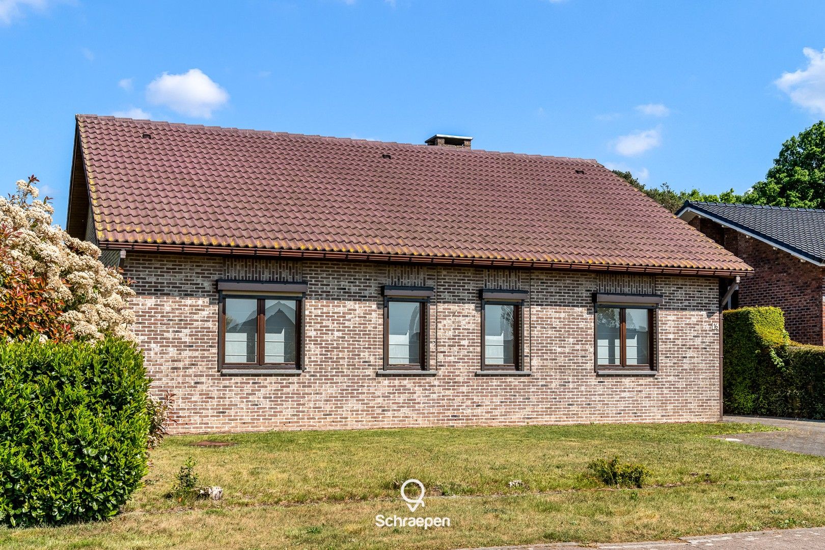 Op te frissen gelijkvloerse woning met EPC-label C en gunstige ligging te Zonhoven! foto {{pictureIndex}}