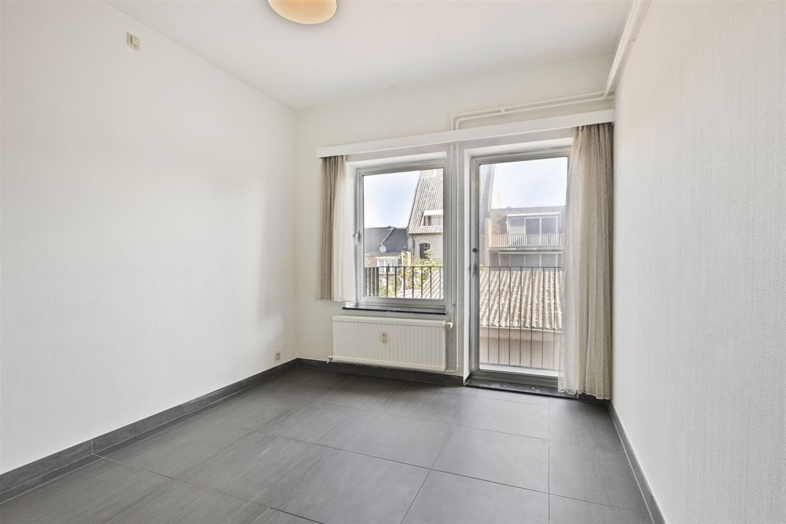 Instapklaar, gerenoveerd appartement met 3 slaapkamers, 2 terrassen en ruime garagebox gelegen op een toplocatie in het centrum van Maaseik, nabij de markt & met zicht op het Kerkplein. foto 9
