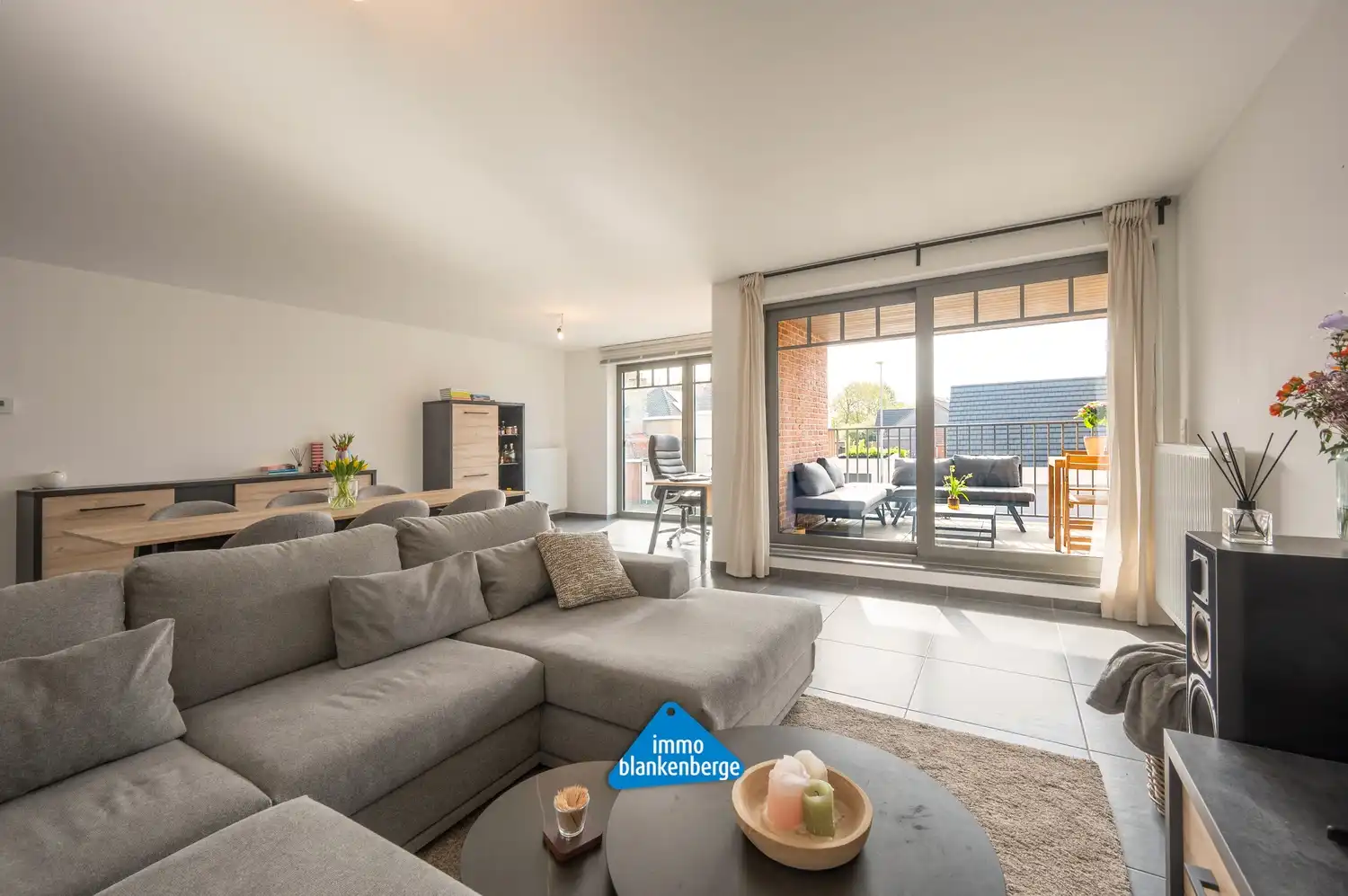 Instapklaar en verrassend ruim appartement met zonnig terras in het centrum van Beernem foto 4