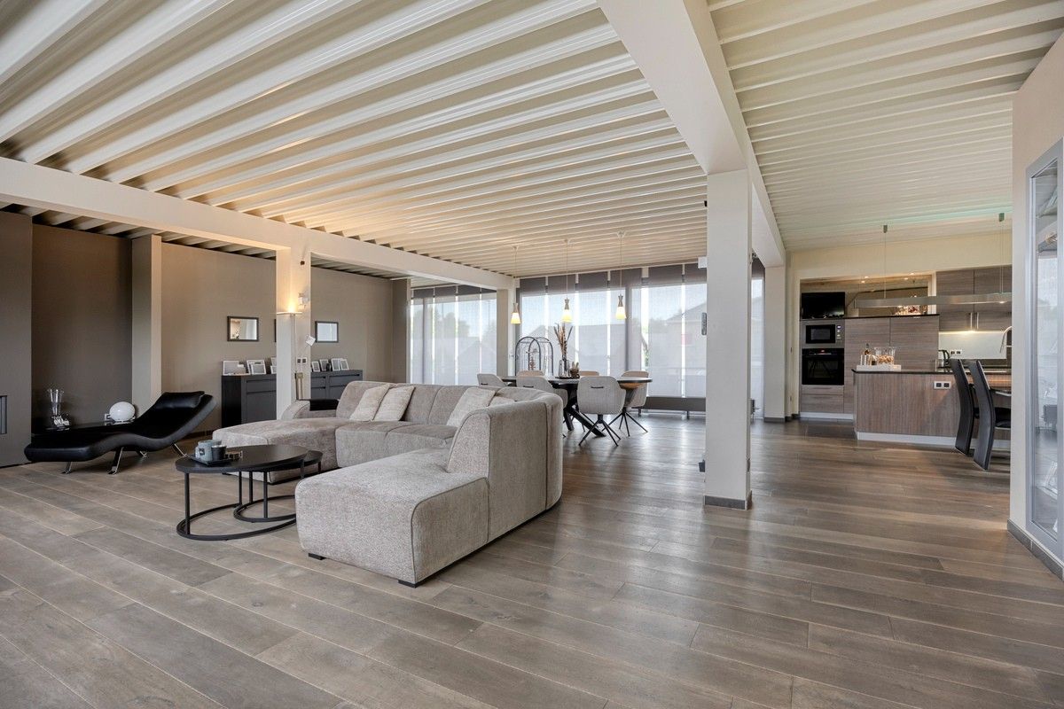 Handelsruimte met luxe duplex-appartement en verhuurde loodsen op het industrieterrein in Lanaken foto 20