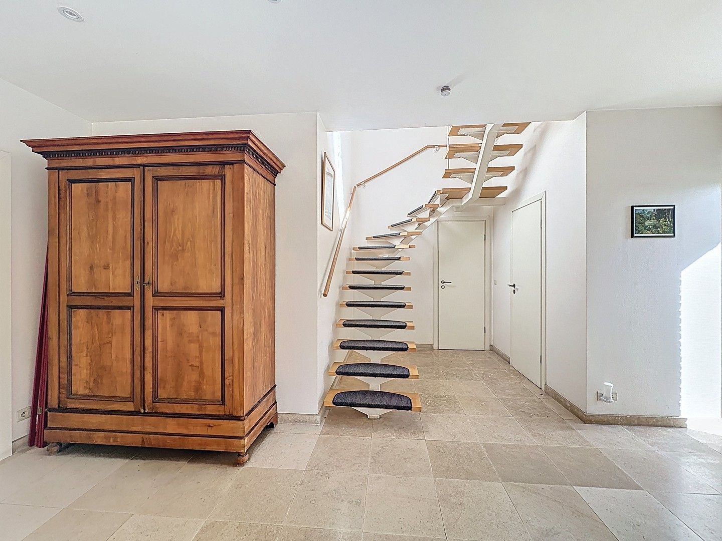 Zonovergoten alleenstaande villa met grote prachtige tuin (1.002m²). foto 3