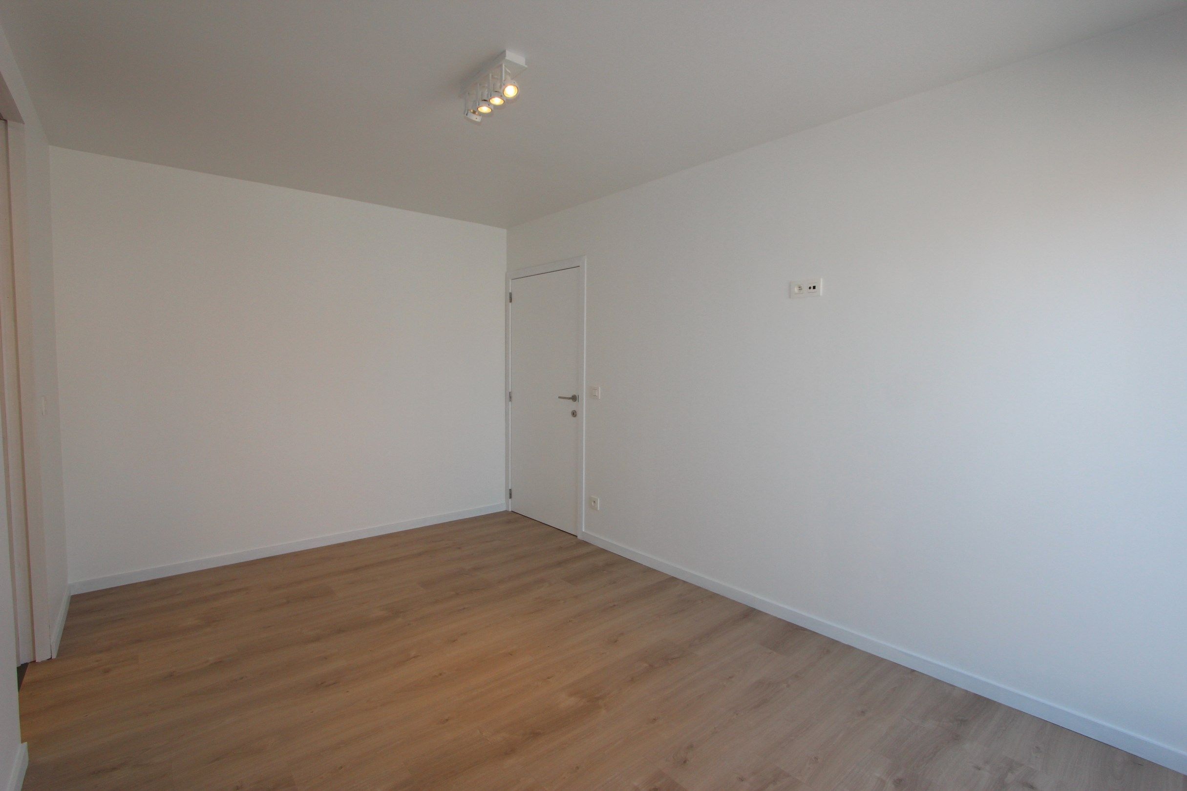 ONGEMEUBELD: Integraal gerenoveerd 2-kamer appartement te Lippenslaan voorzien van 2 ruime zonneterrassen.  foto 15