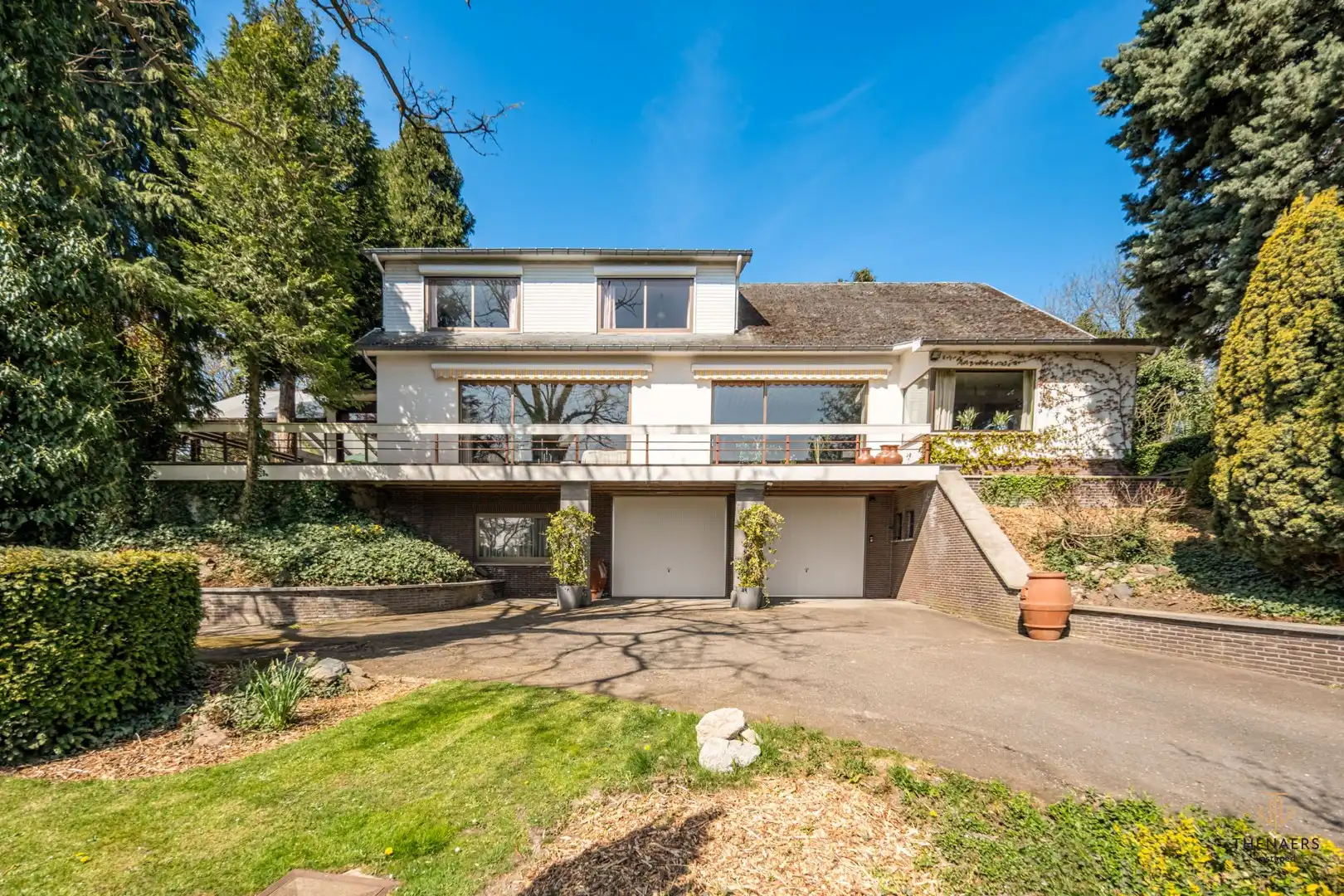 Hoofdfoto van de publicatie: Statige Villa met Oneindige Mogelijkheden.