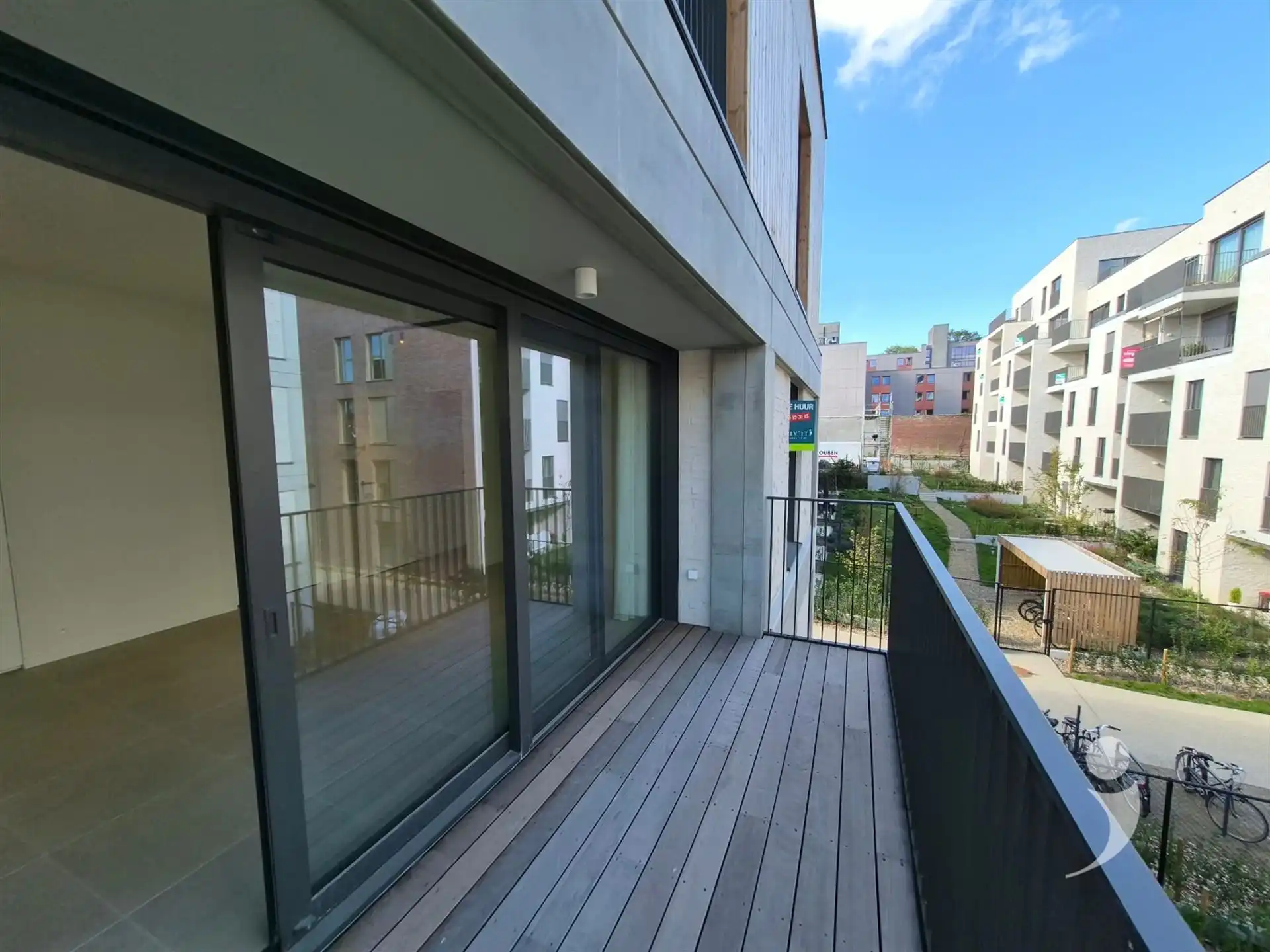 Nieuwbouw appartement met dubbele staanplaats voor de wagen foto 14