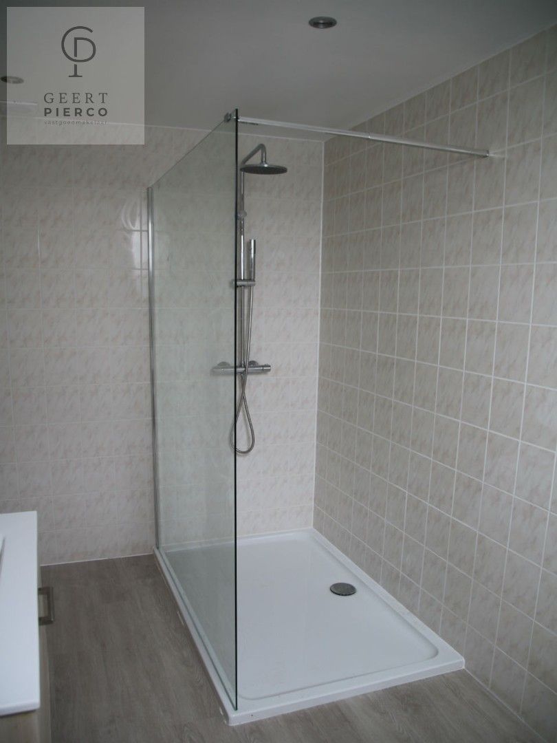 Prachtig gerenoveerde rijwoning met 4 slaapkamers aan de rand van Landen foto 18