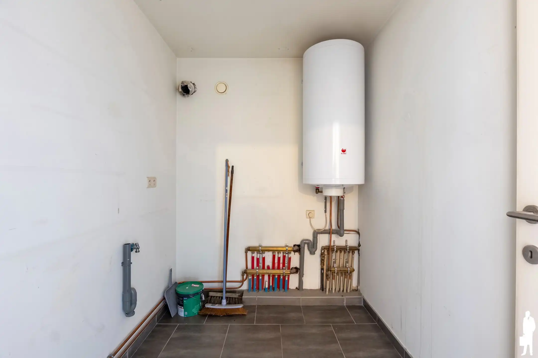 Ruim appartement met 2 slaapkamers, parking en groot terras foto 18