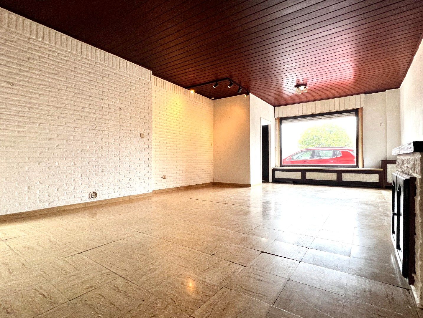 Ruime brede gezinswoning met garage te koop te Harelbeke! foto 4