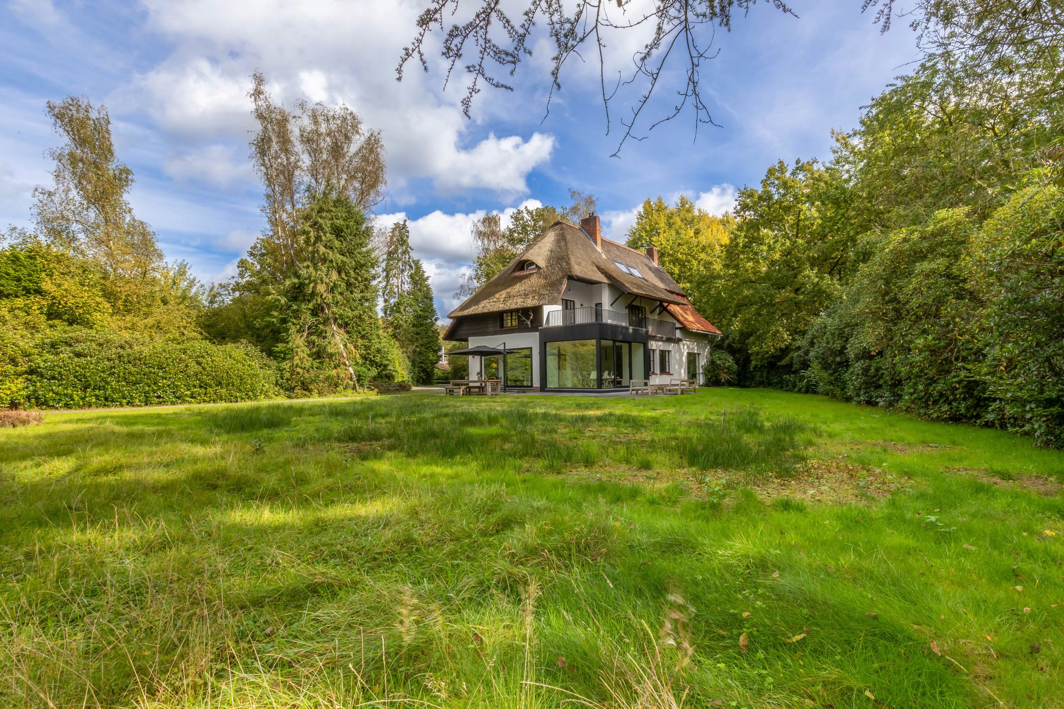 Charmant gerenoveerde villa met weelderige tuin foto {{pictureIndex}}
