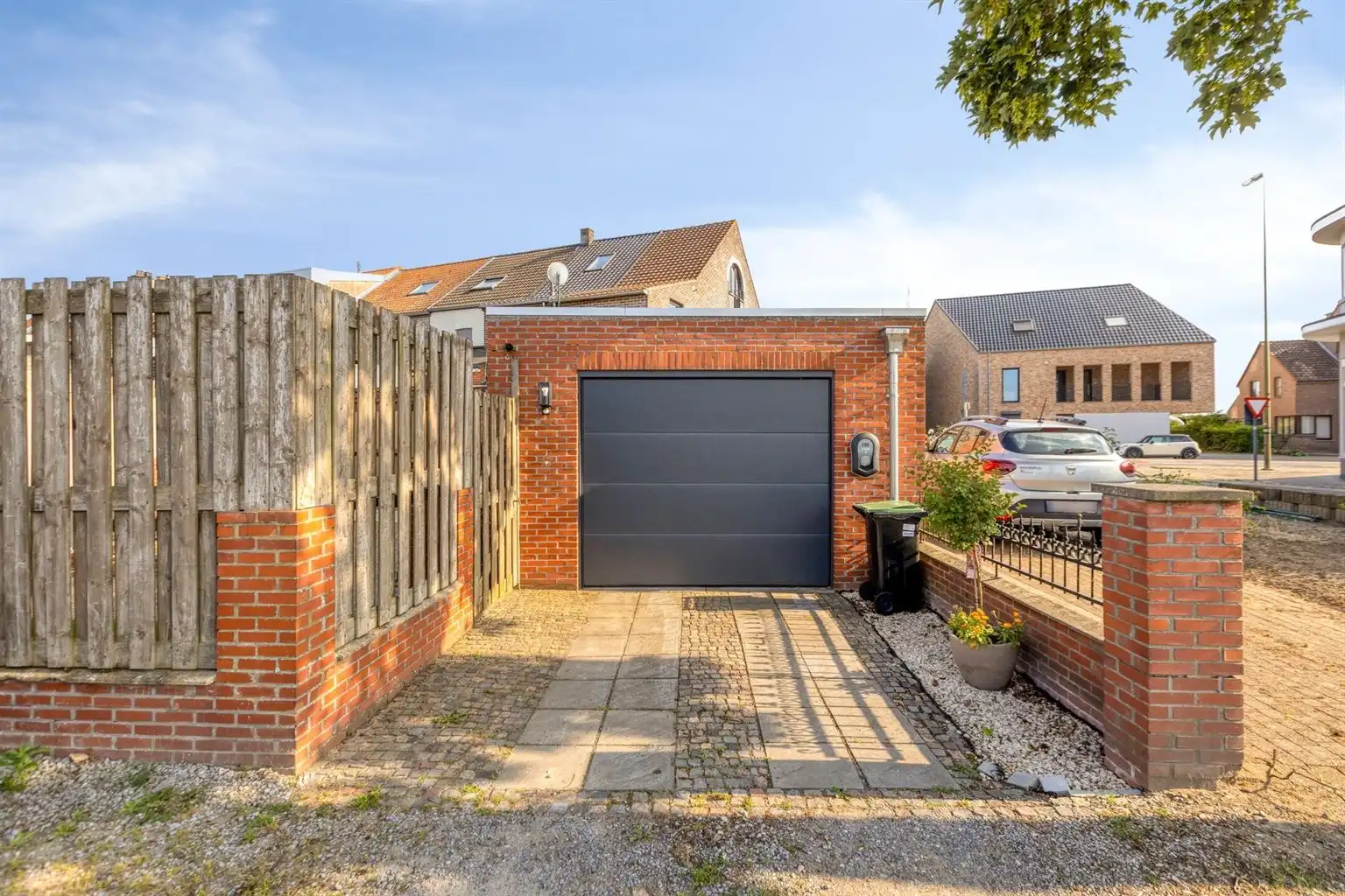 Gerenoveerde stadswoning met 2 slaapkamers, gezellige koer en ruime garagebox op wandelafstand van het centrum van Maaseik. foto 25