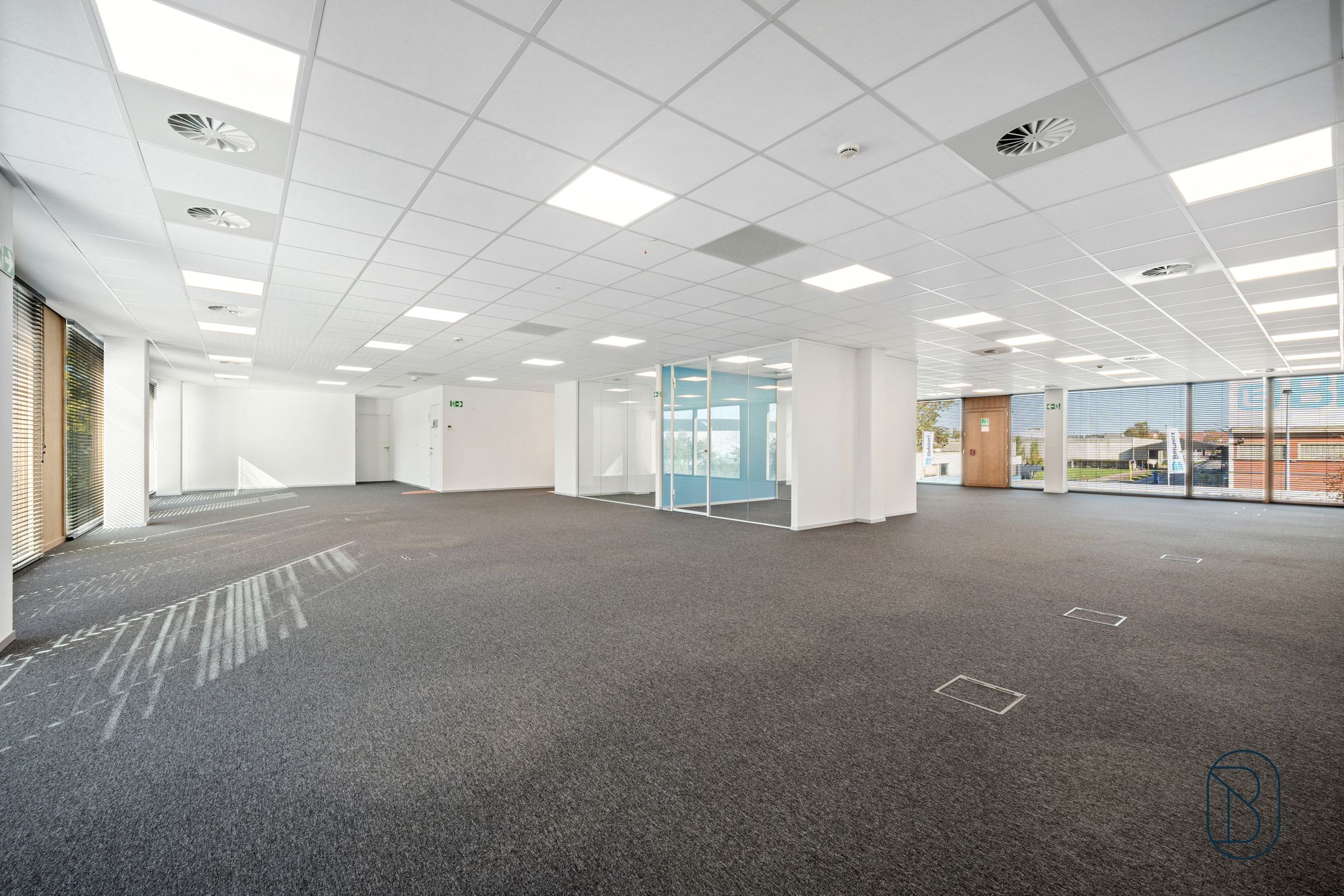 Lichtrijk groot kantoor in mooi bedrijfscomplex te Zwevegem foto 13
