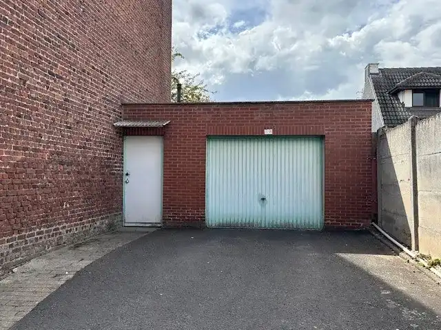 Bouwgrond nu nog met gesloten garagebox en tuin foto 2