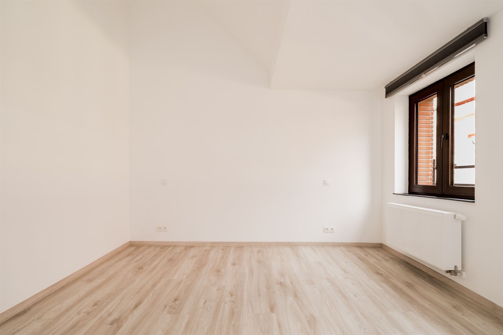 Ruime, volledig gerenoveerde woning met 3 slpk., 2 badk. & koer foto 14