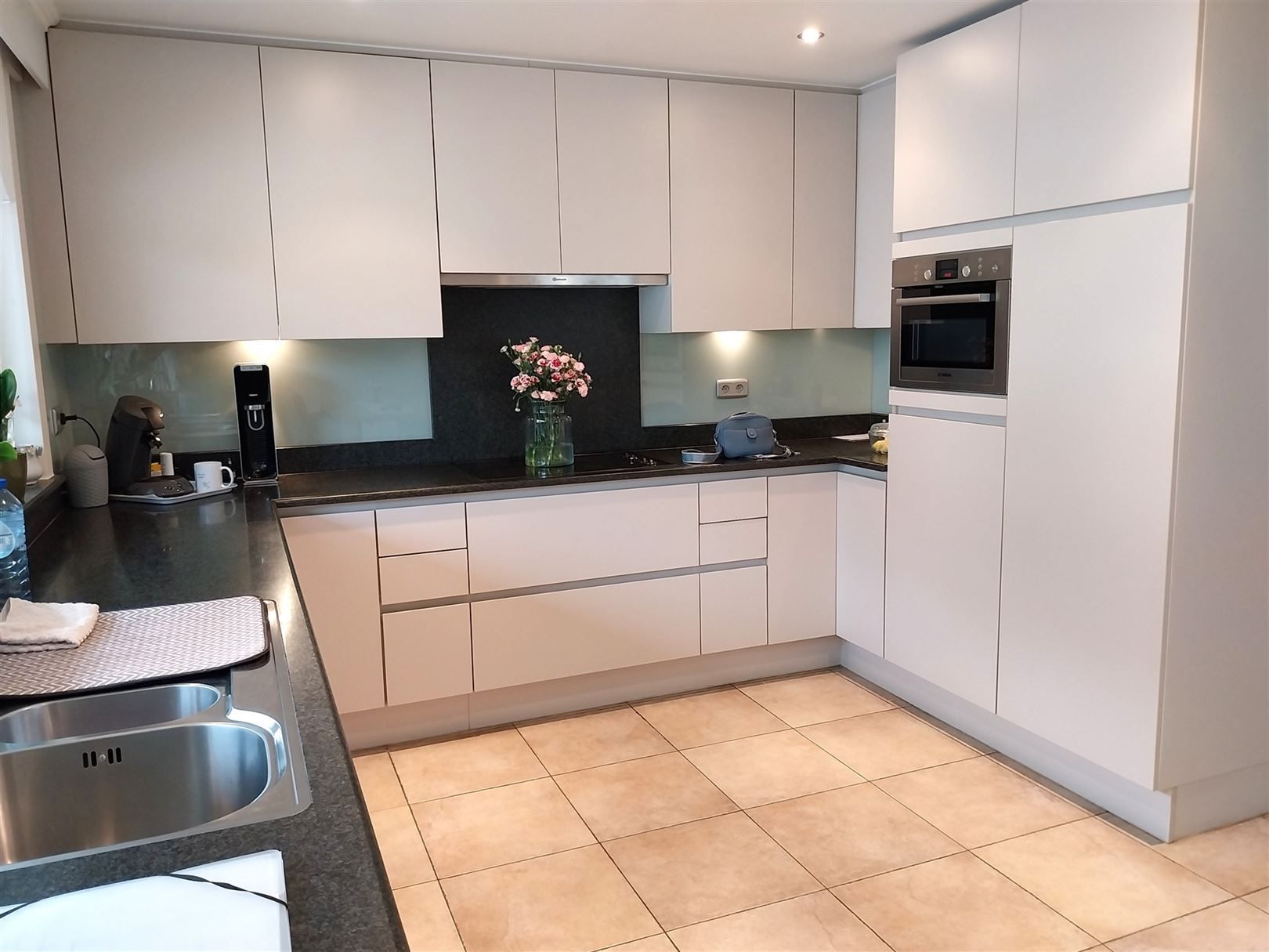 TE HUUR: Vrijstaande ruime woning met 3 slaapkamers en ruime loods! foto 8