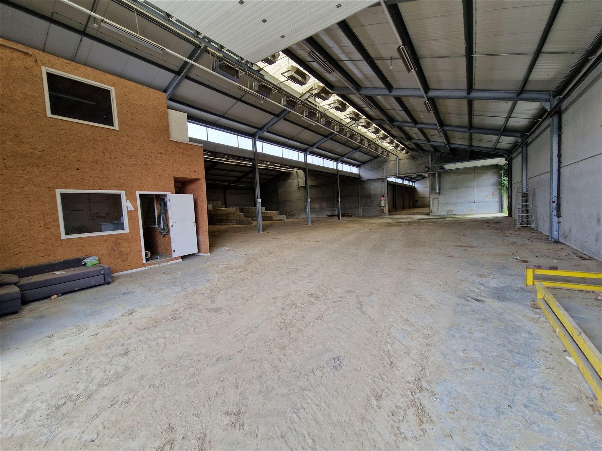 Bedrijfsgebouw met kantoorruimte en loodsen van ca. 2900 m² foto 4