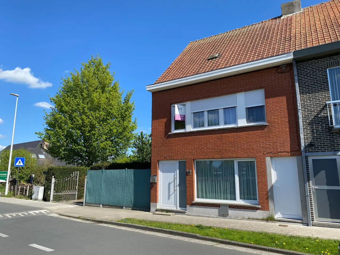 Halfopen woning met grote tuin en garage op ideale ligging foto {{pictureIndex}}