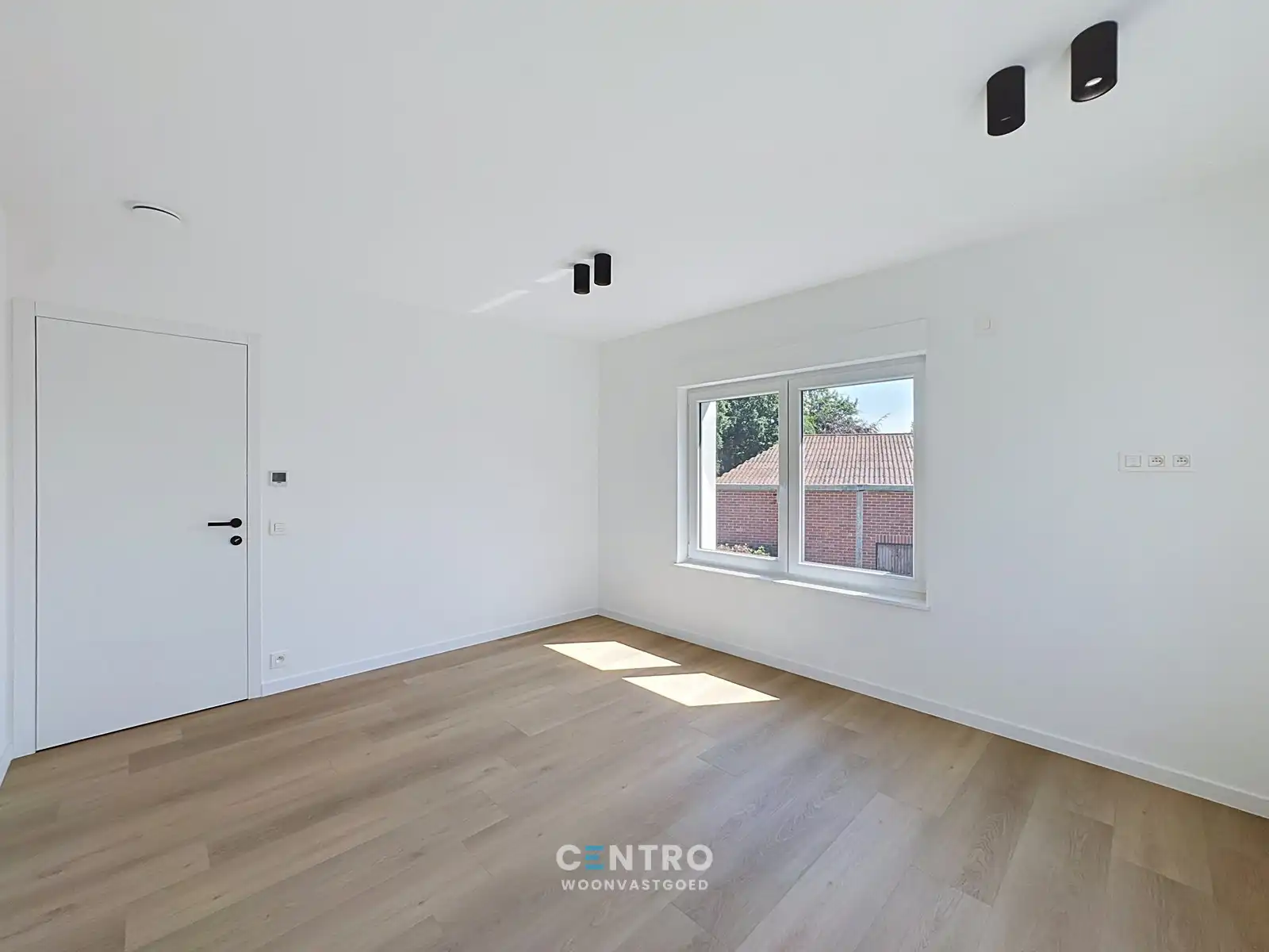Gerenoveerde woning met 4 slapks, ZUIDger. tuin en ruime garagebox! foto 16