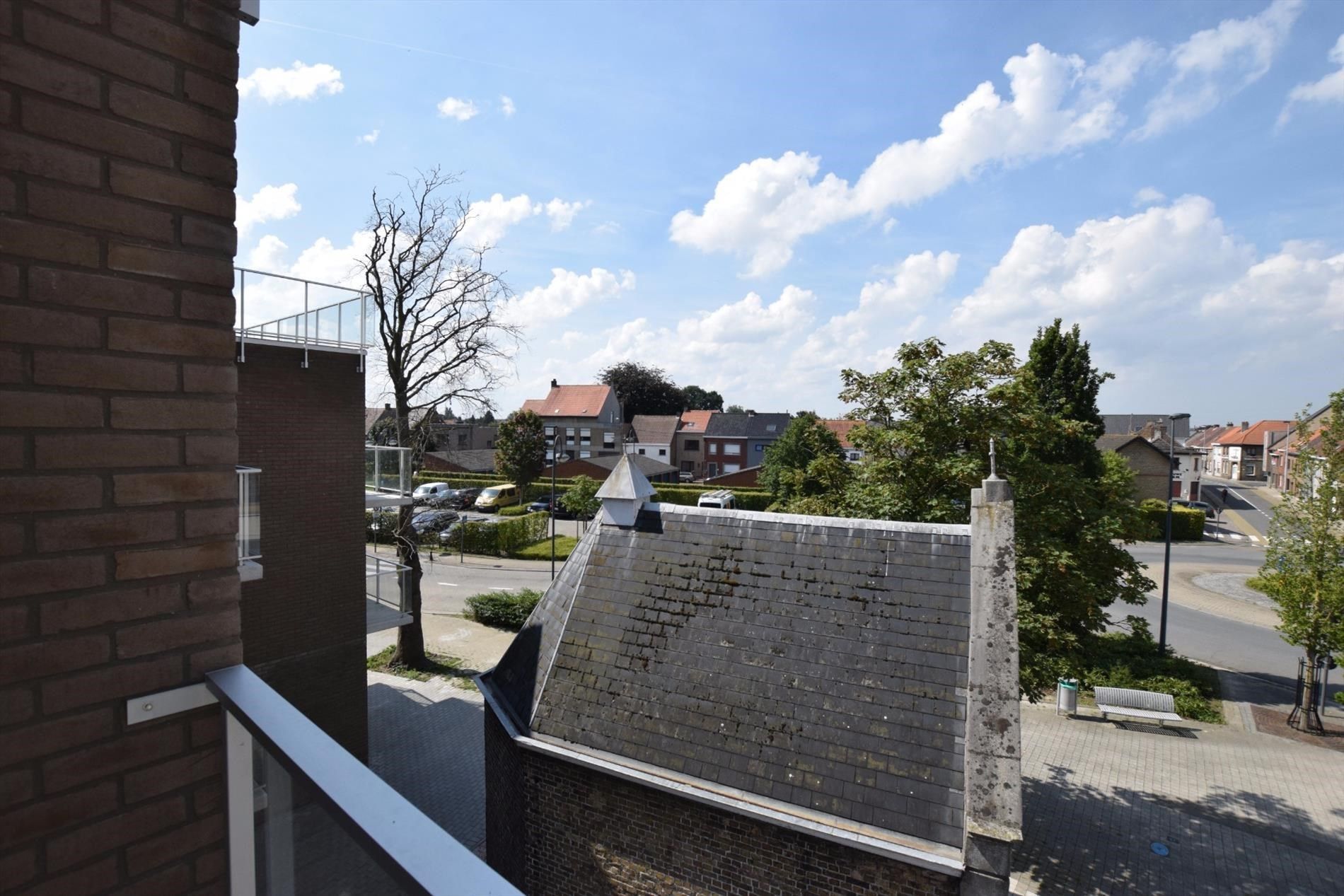 Recent en instapklaar appartement met 2 slaapkamers en autostaanplaats in het centrum van Gistel foto {{pictureIndex}}