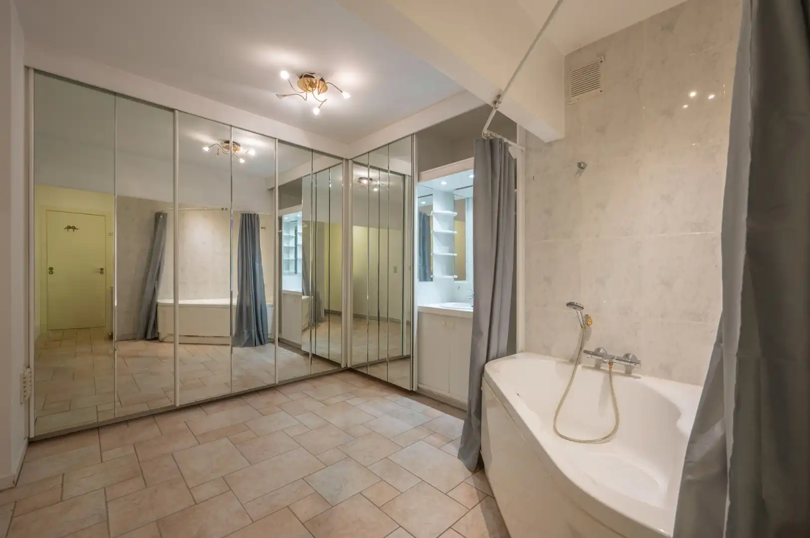 Lichtrijk appartement met balkon en open zicht foto 6