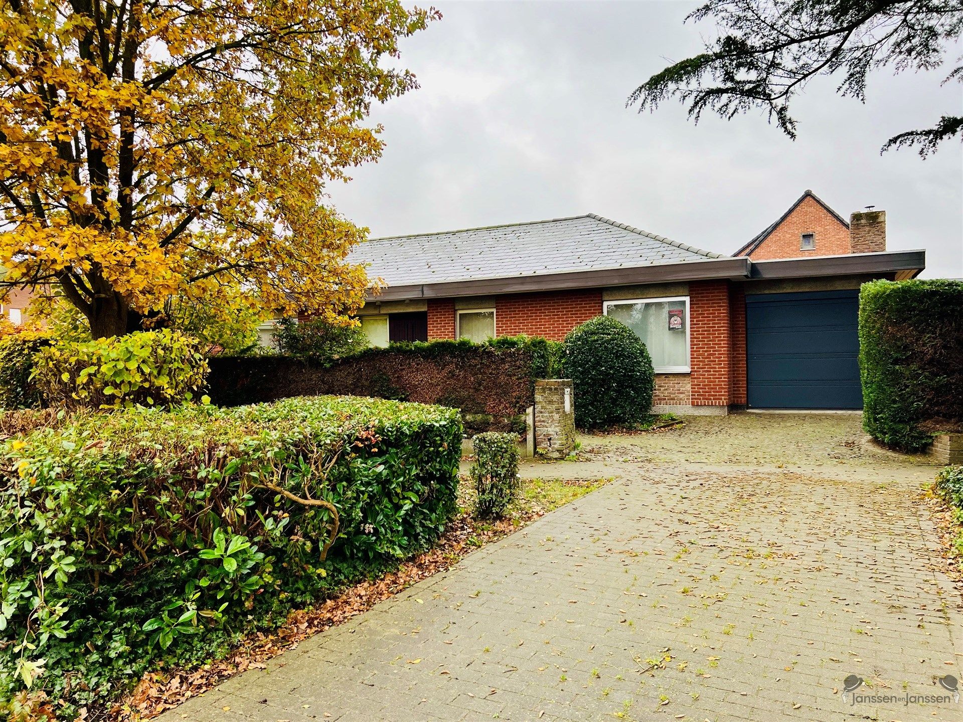 te renoveren bungalow met 3 slpkmrs & garage foto 2