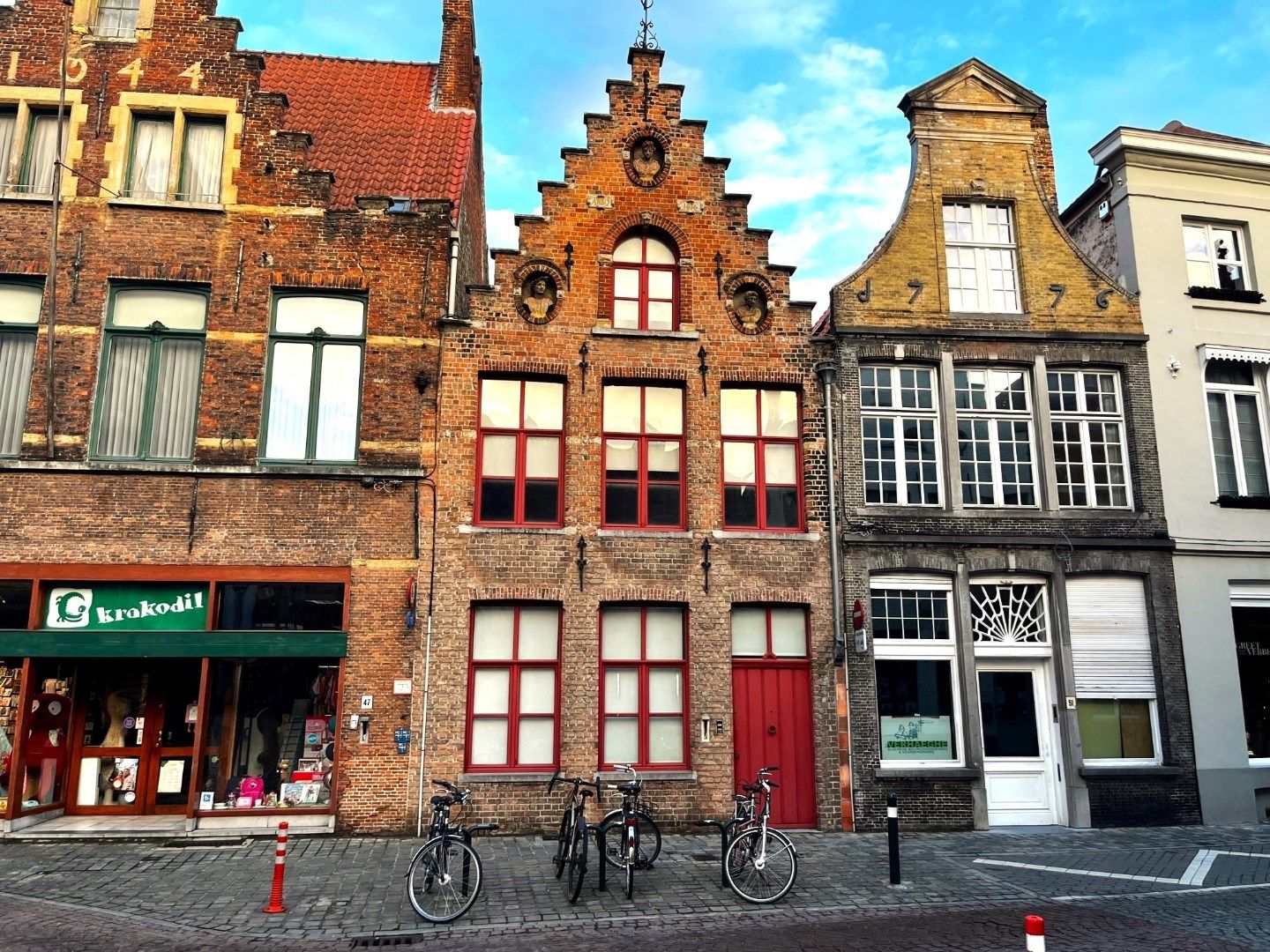 Karaktervol burgershuis gelegen aan de St-Jakobskerk in de historische stadskern  foto 1