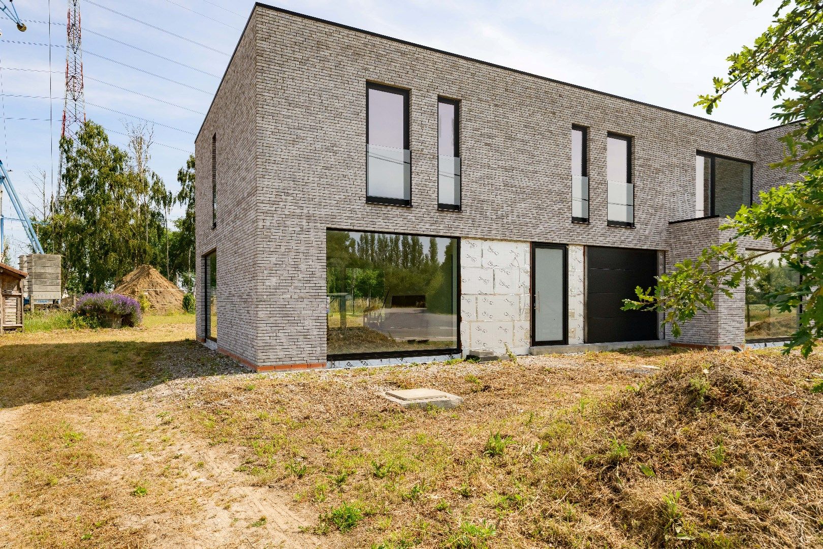PRACHTIGE MODERNE WONING MET TUIN | GARAGE EN BIJGEBOUW (24 m²) foto {{pictureIndex}}