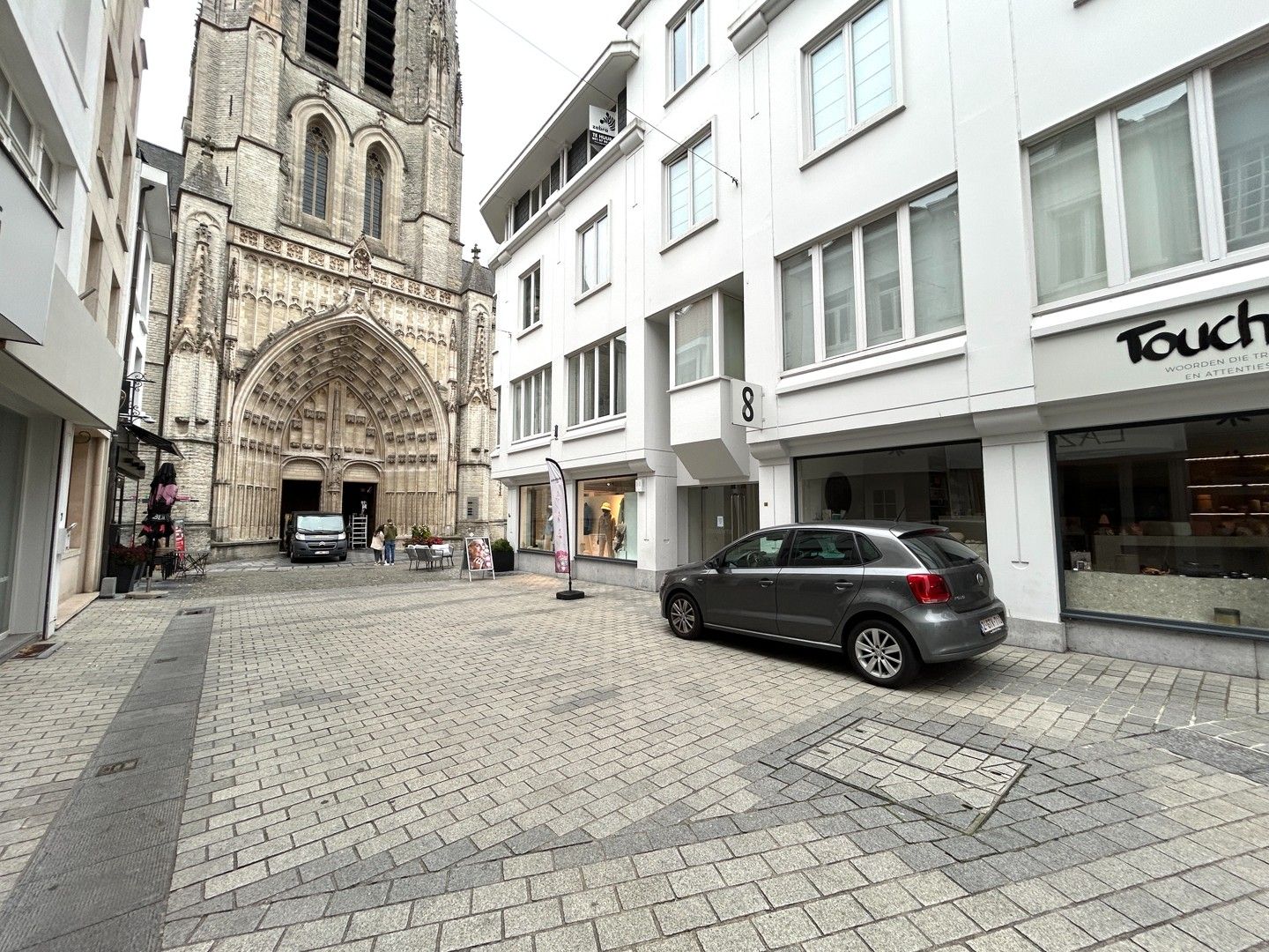 Instapklaar 1-slaapkamer appartement in hartje Kortrijk! foto 12