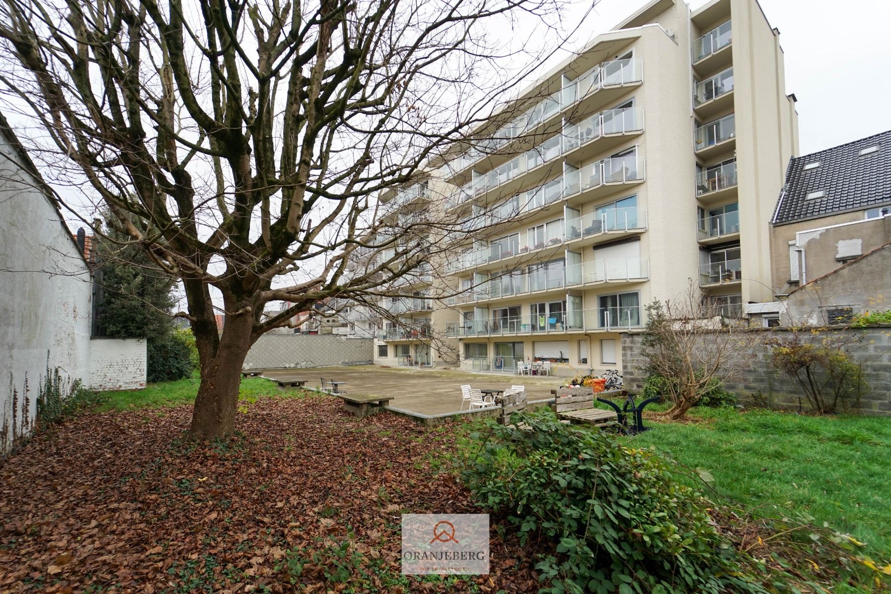 Instapklaar gelijkvloers appartement aan Keizerspark met gemeenschappelijke buitenruimte en fietsenstalling foto {{pictureIndex}}