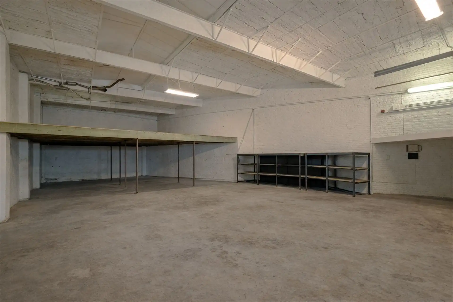 Ruim magazijn (192m²) op gunstige locatie te Veldwezelt (Lanaken) foto 3