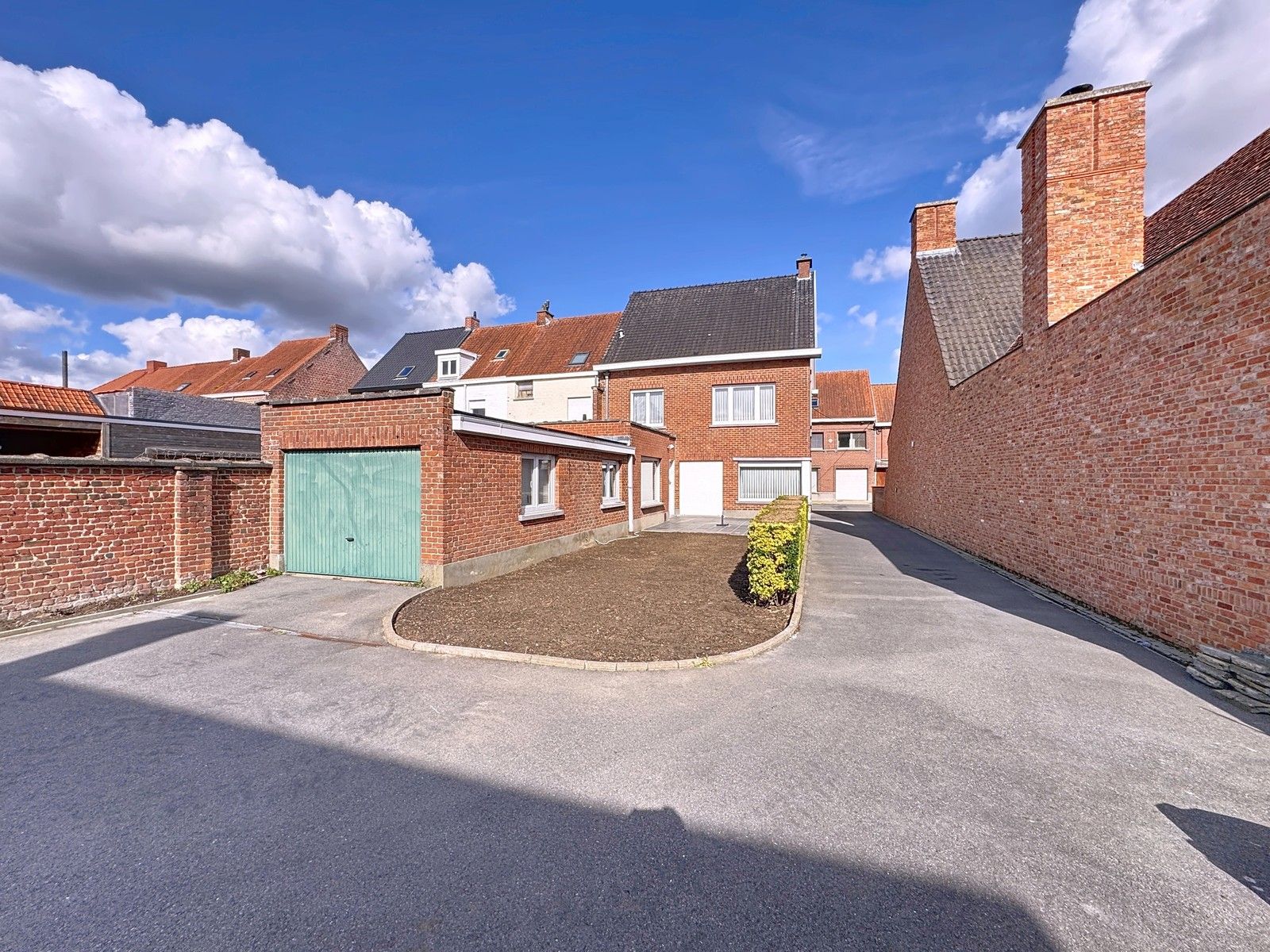 Ruime gezinswoning met garage + magazijn van 260m² en zonnige tuin in hartje Izegem. foto 4