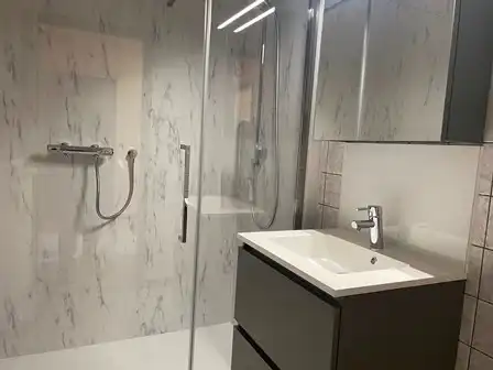 Gelijkvloers 2-slaapkamer appartement met terras en garage foto 10