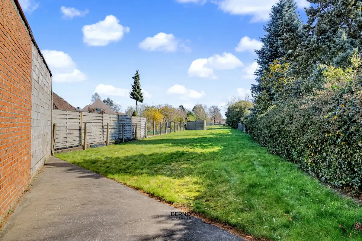 Halfopen bebouwing met oprit en ruime, zonnige tuin. foto 20