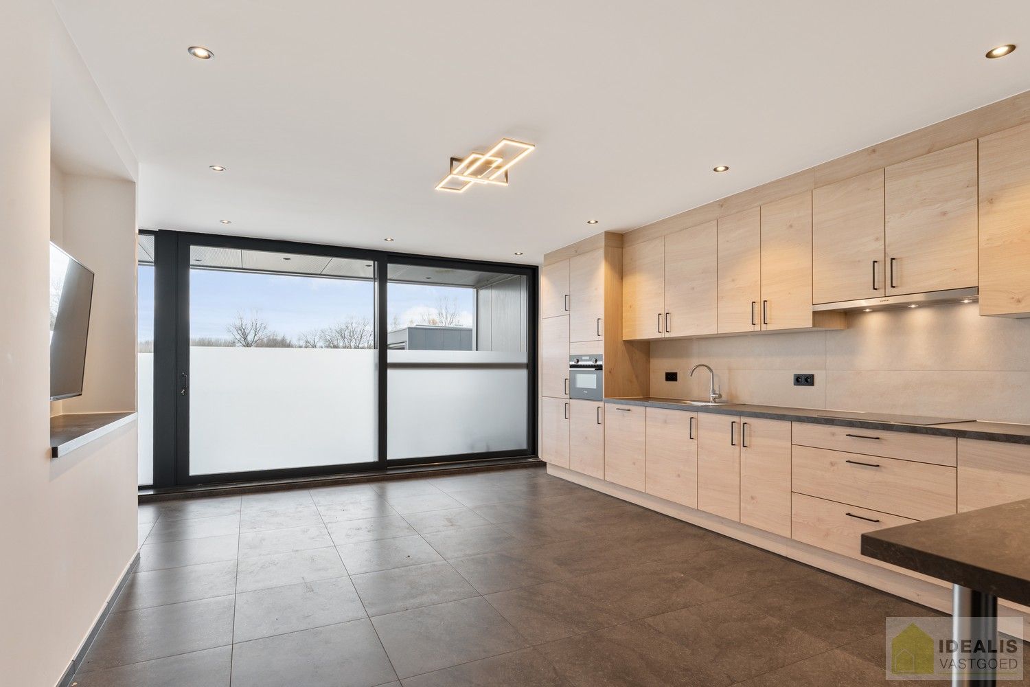 INSTAPKLAAR APPARTEMENT MET MAGAZIJN/KANTOOR OP BEDRIJVENTERREIN DE RIETKOLK!! Dit instapklare pand bestaat uit een hal/opslag van +-100m², met bureel/keuken en een aparte inkom voor het woongedeelte. Het appartement omvat een ruime woonkamer met uitgeruste keuken, 2 slaapkamers, badkamer, bergruimte en waskamer. Het pand leent zich perfect als kantoorlocatie met opslag in combinatie met wonen. foto 13