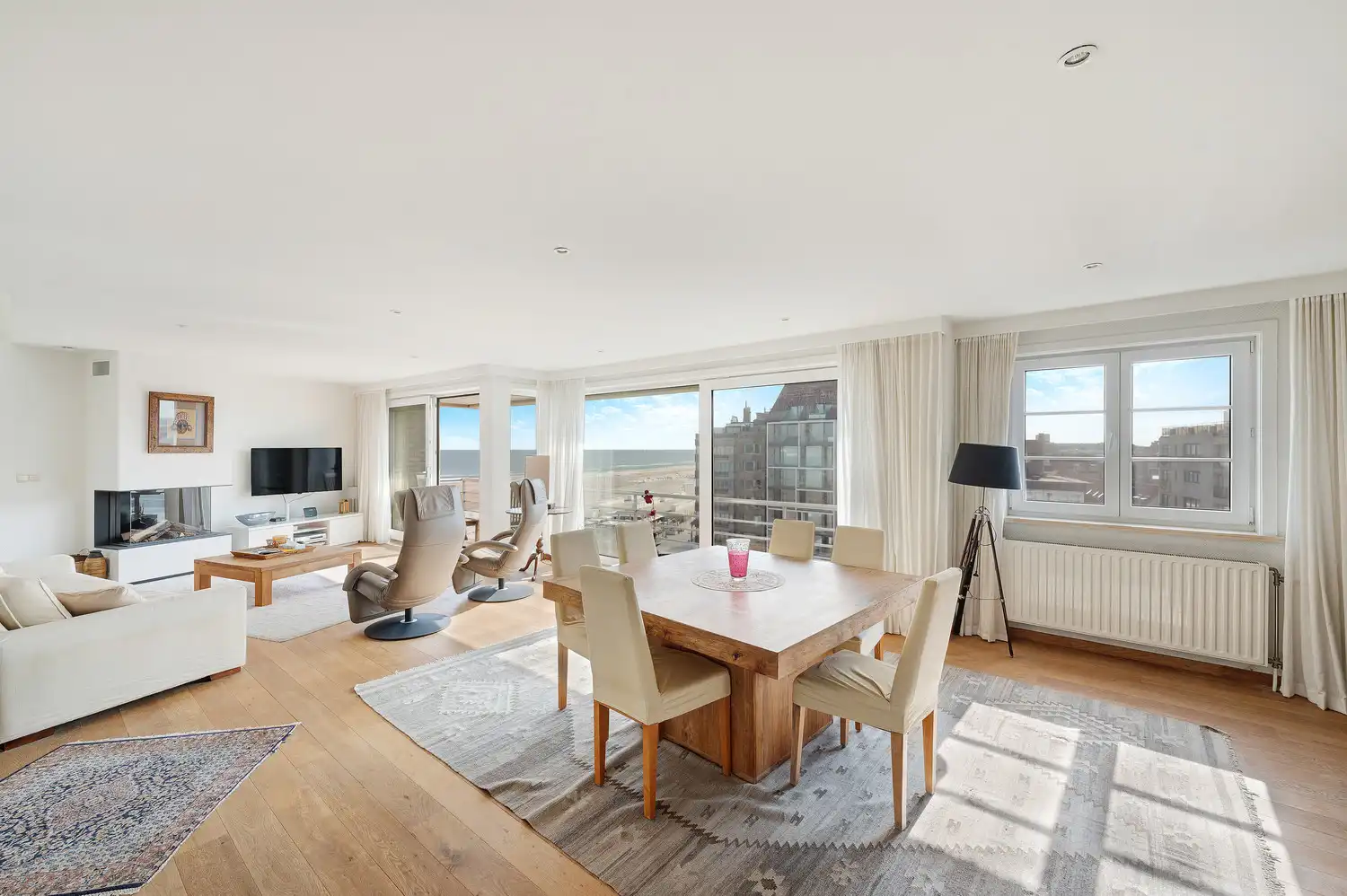 Exclusief duplexappartement met riant zonneterras en panoramisch zeezicht aan het Heldenplein foto 3