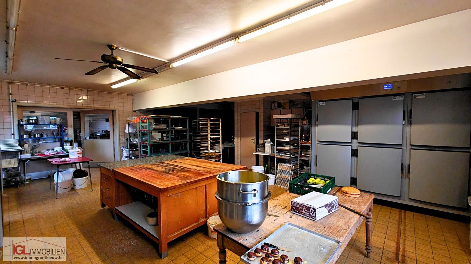 Handelspand op topliging met optimale zichtbaarheid langsheen Bergensesteenweg met veel parking en twee woongelegenheden! foto 8