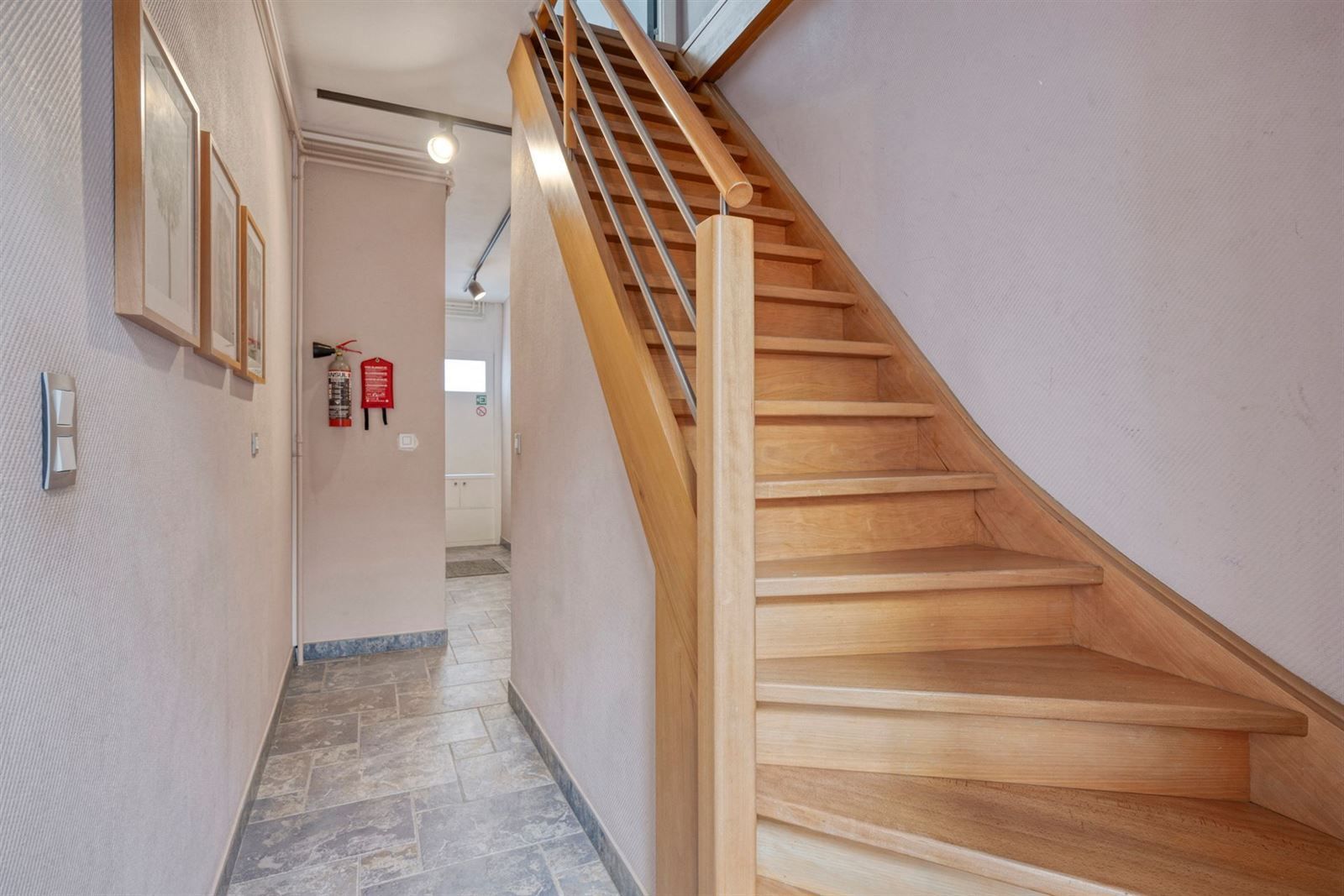 Opbrengsteigendom met handelsruimte en 3-kamer duplex appartement foto 12