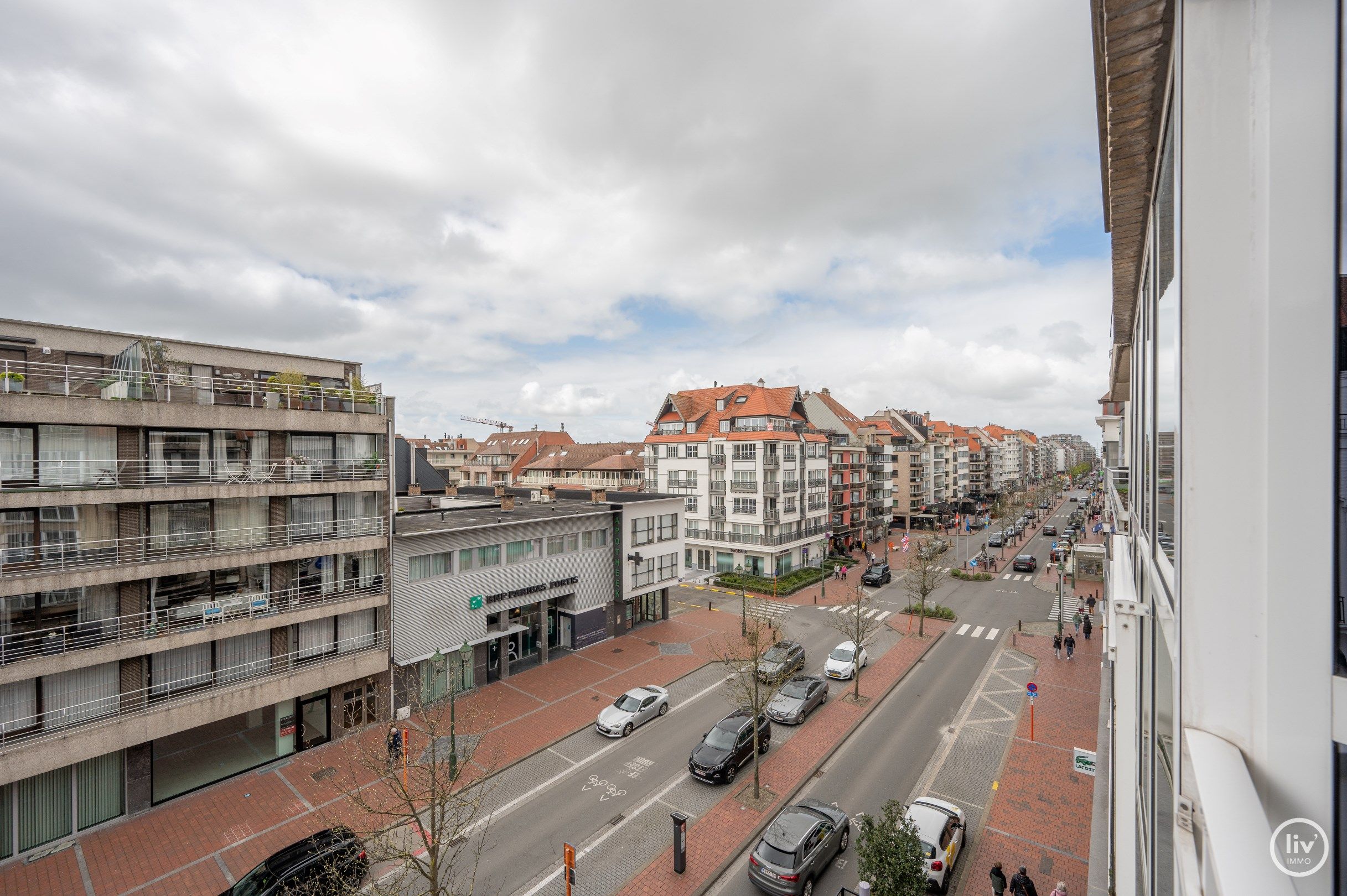 Uitmuntend gerenoveerd 3 slaapkamerappartement met mooie breedte gelegen op de Lippenslaan te Knokke. foto 21