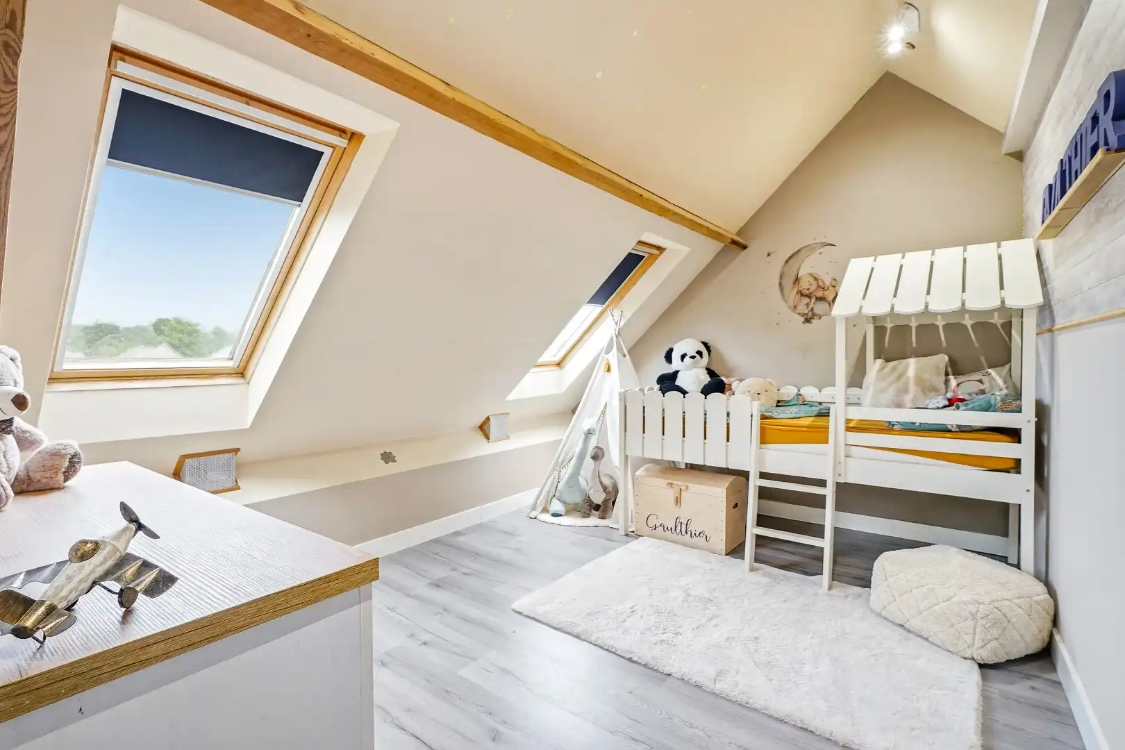 Sfeervol ingerichte woning met 7 slaapkamers, 4 badkamers en ruime garage in Watou. foto 24