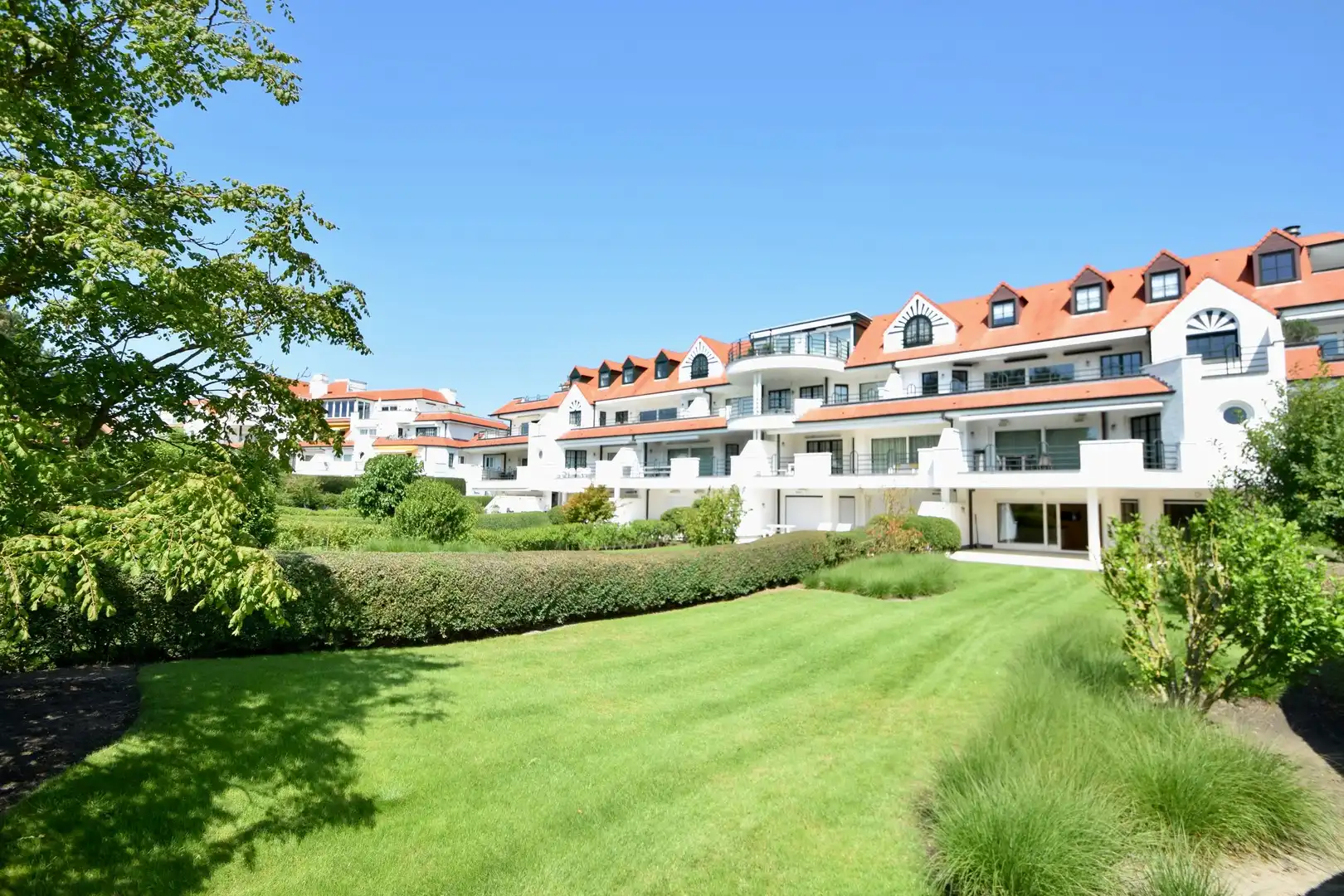 Zonovergoten tuin appartement met groot terras en prachtige tuin gelegen in het exclusieve domein Tennis Gardens. foto 11