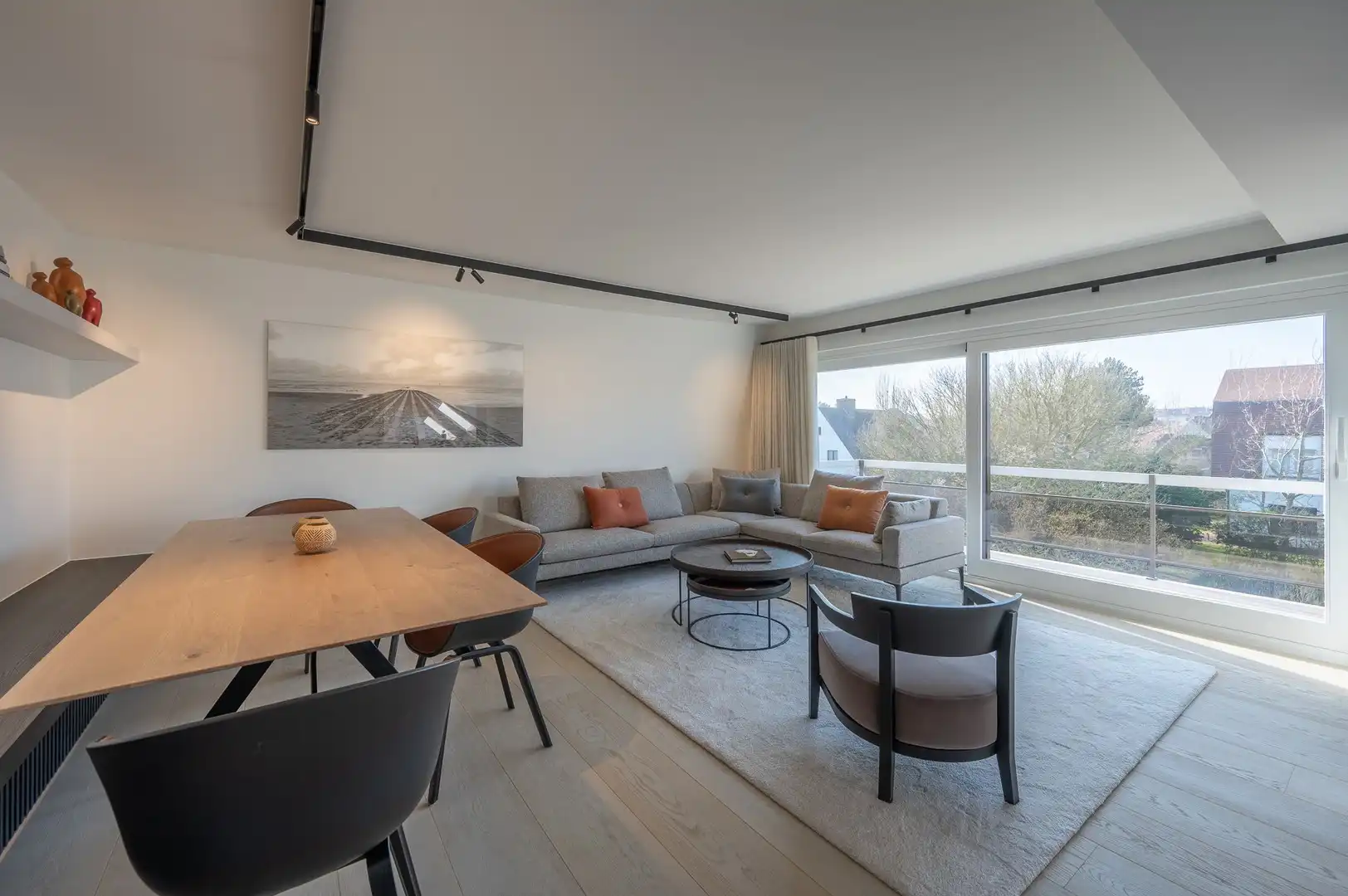 Zonnig gerenoveerd appartement met zuidwest gericht terras en open zicht op wandelafstand van het strand in hartje Zoute. foto 4