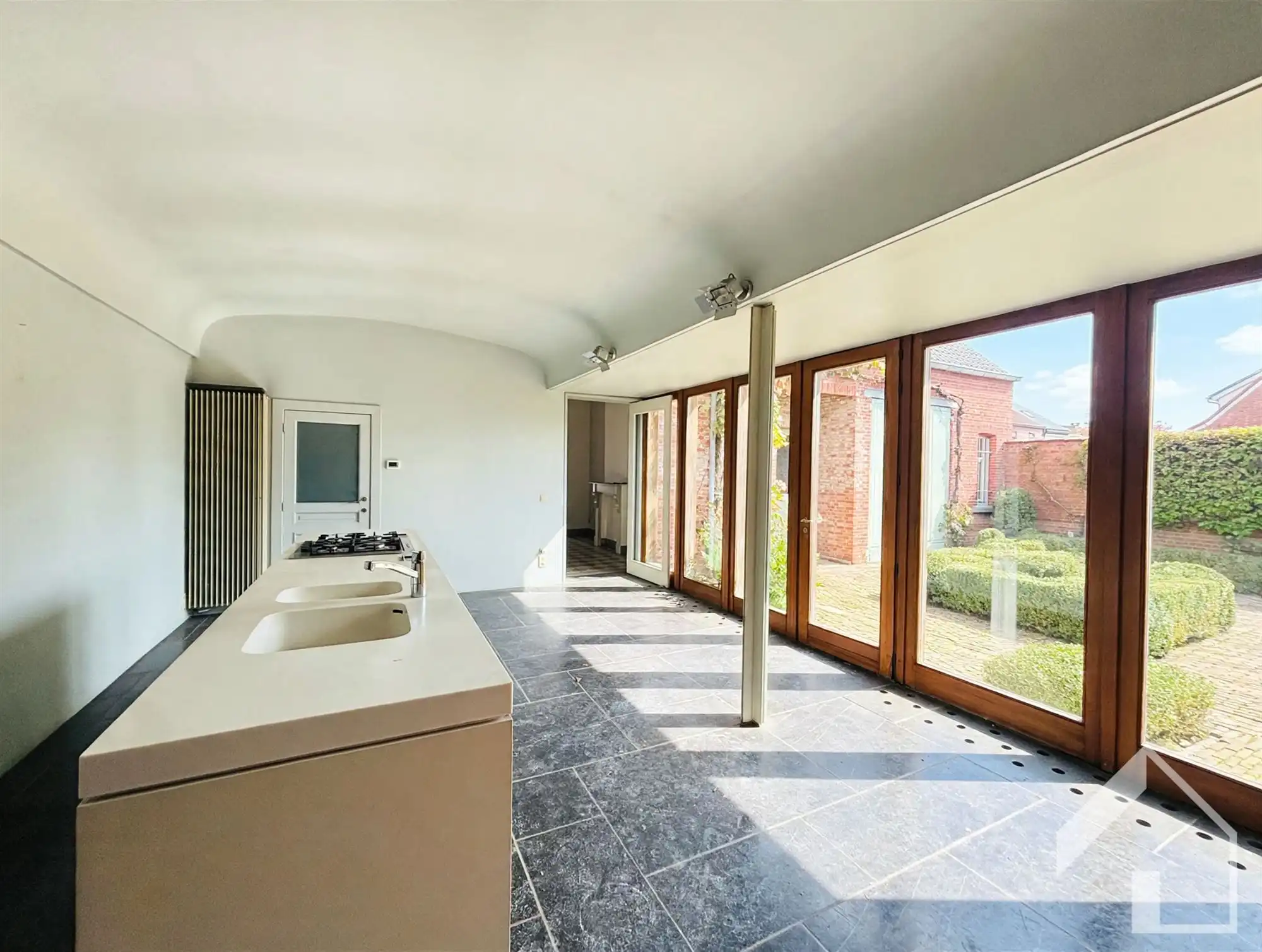 Hoekwoning met authentieke elementen en 4 garages foto 8