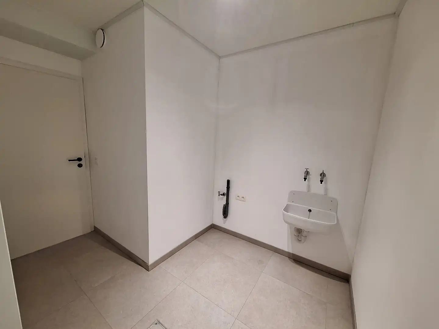 Gerenoveerde woning met 3 slaapkamers, diepe tuin en private parkeerplaats foto 8