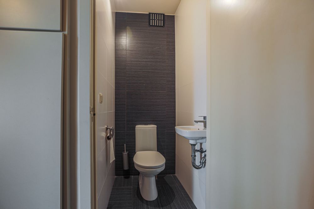 Vernieuwd 2 slaapkamer appartement met terras en garage foto 10
