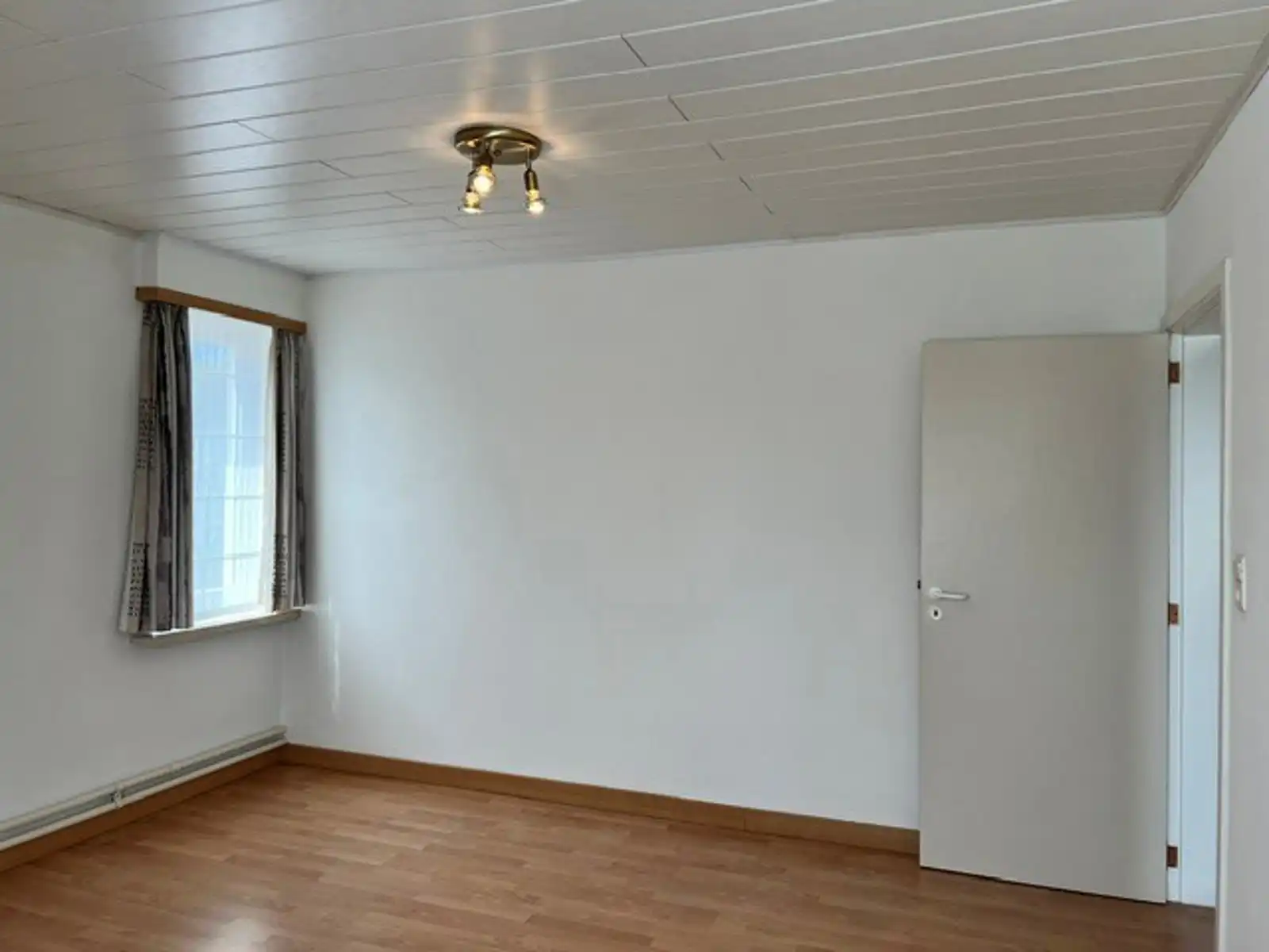 Halfopenbebouwing met 4 slaapkamers, garage en grote tuin. foto 13