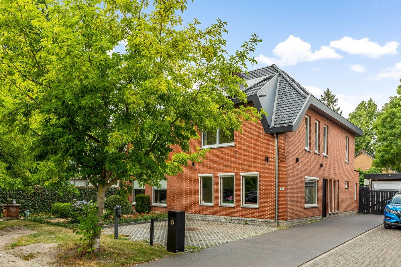 Ruime, instapklare HOB met 3 slpk., garage en toffe tuin foto {{pictureIndex}}