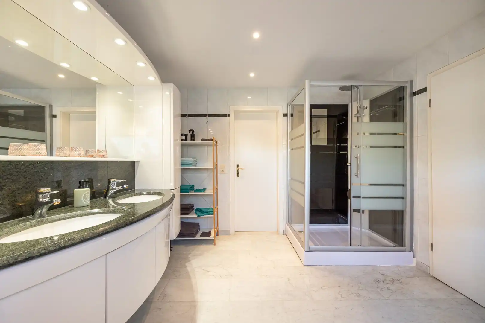 VILLA OP 2.118 M² foto 21